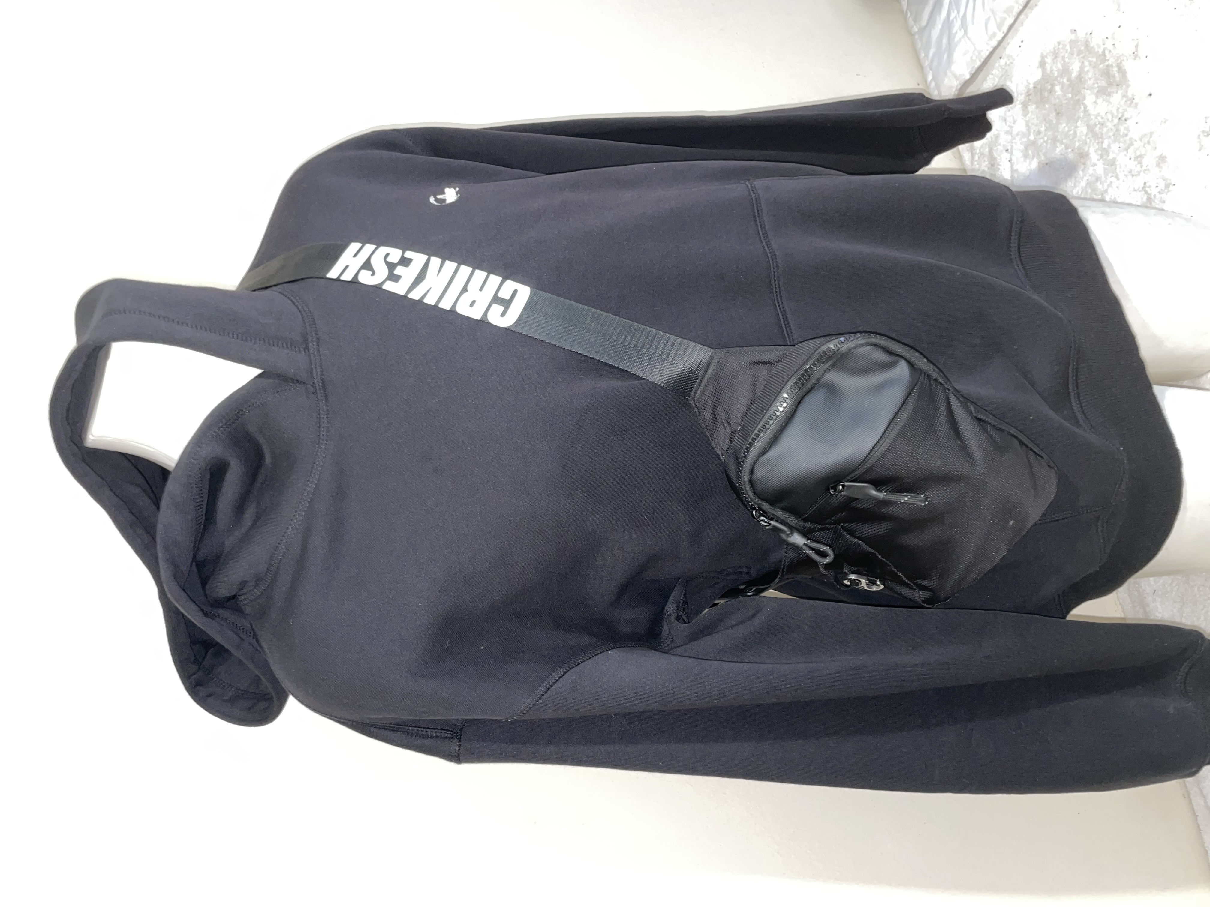 Strap-1 bag the perfect kit to drip leaving puddles behind you with a crikesh strap across your chest - Image 2