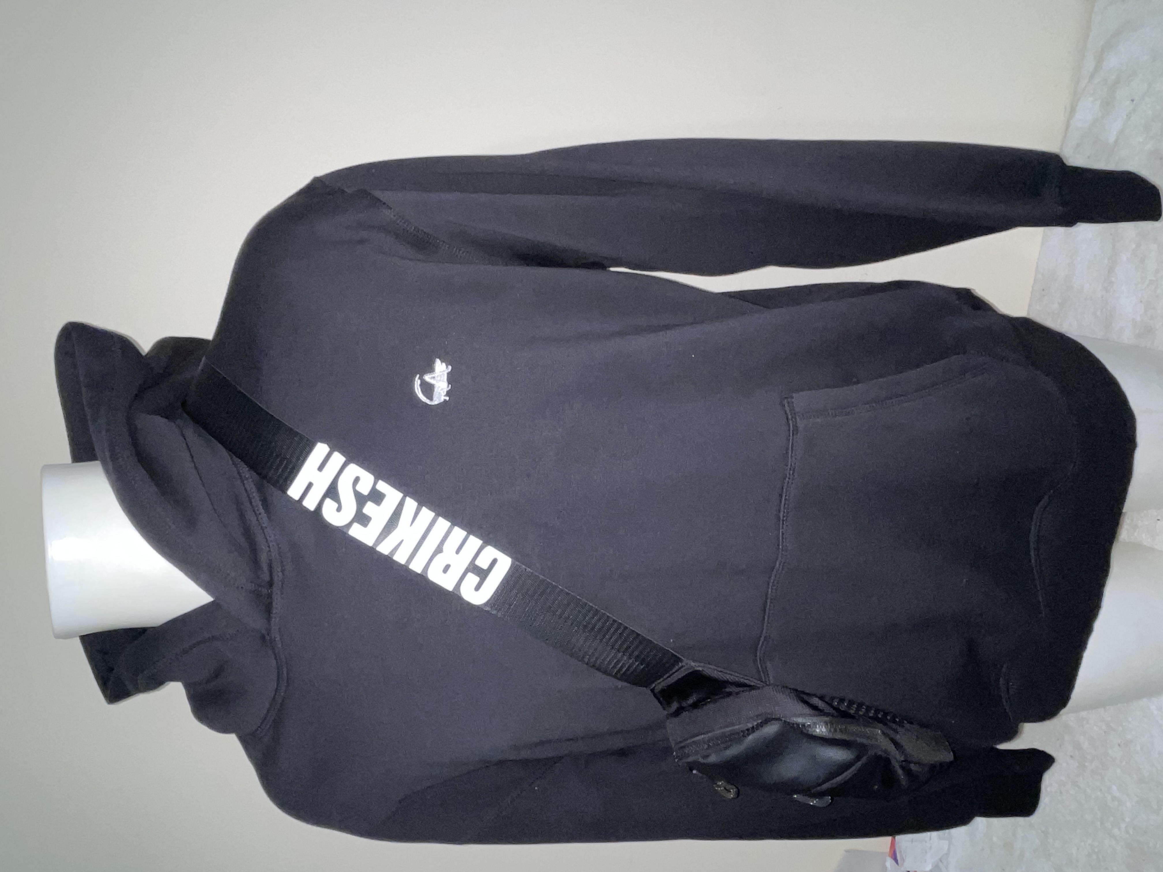 Strap-1 bag the perfect kit to drip leaving puddles behind you with a crikesh strap across your chest - Image 3